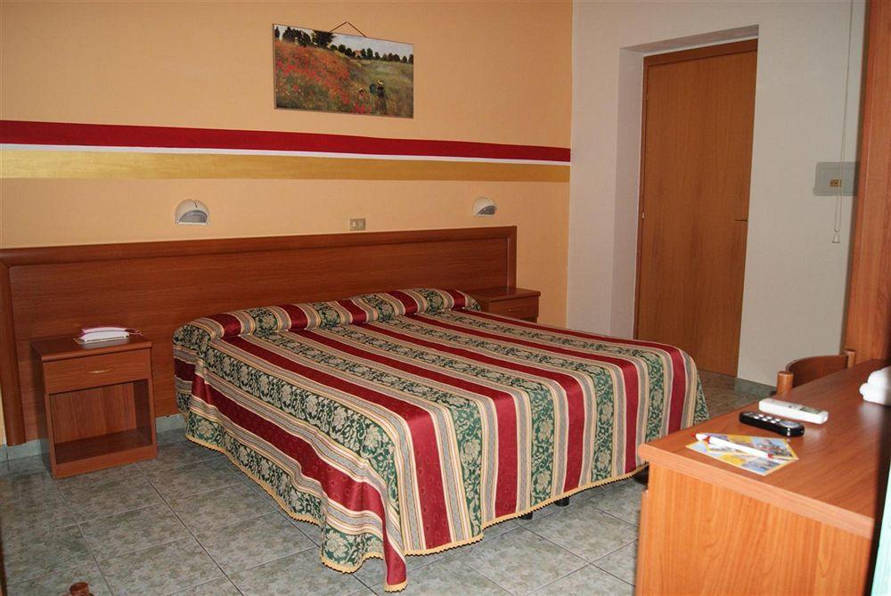 Hotel Dolly Viareggio Buitenkant foto
