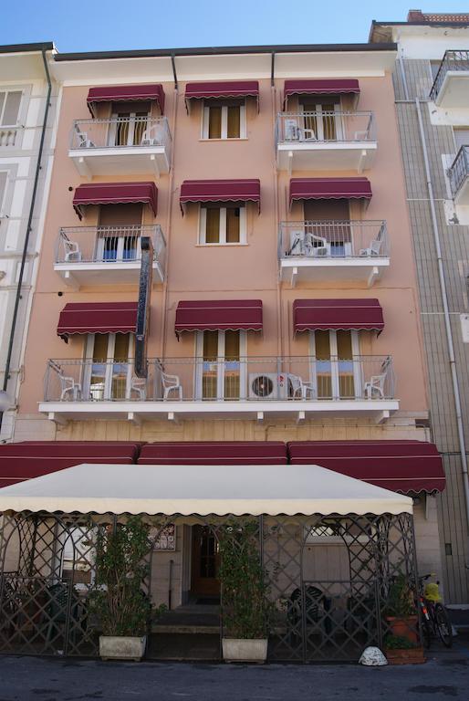 Hotel Dolly Viareggio Buitenkant foto