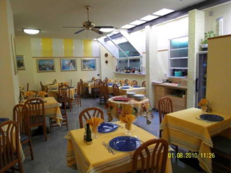 Hotel Dolly Viareggio Buitenkant foto