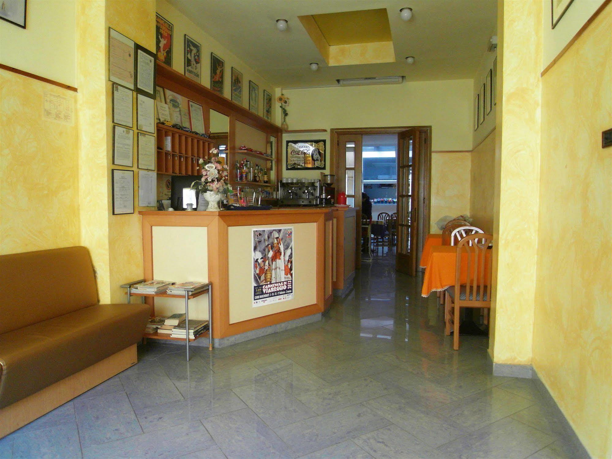 Hotel Dolly Viareggio Buitenkant foto