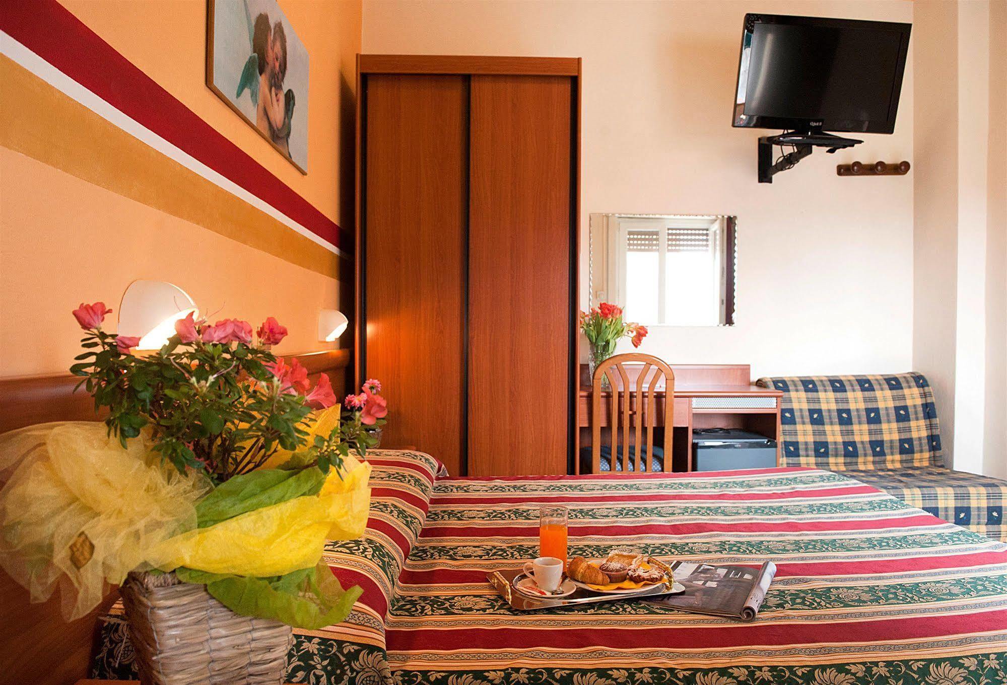 Hotel Dolly Viareggio Buitenkant foto