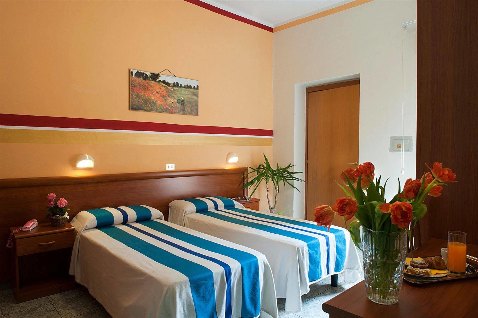 Hotel Dolly Viareggio Buitenkant foto