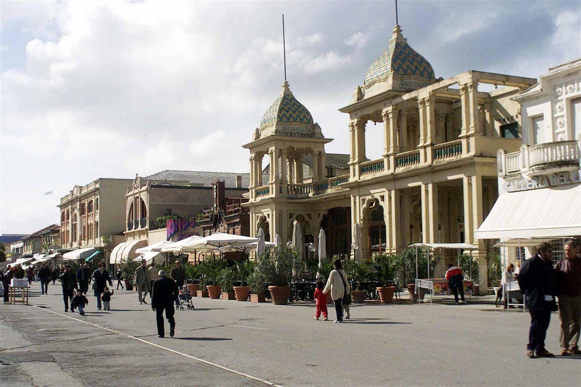 Hotel Dolly Viareggio Buitenkant foto